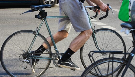 Jak ubrać się na rower w różnych warunkach pogodowych